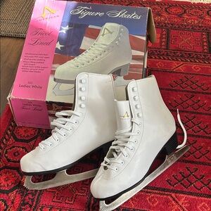 Size 7 Women’s Figure Skates